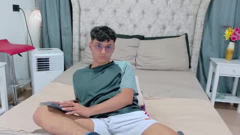 Andres online show from December 12, 7:37 pm