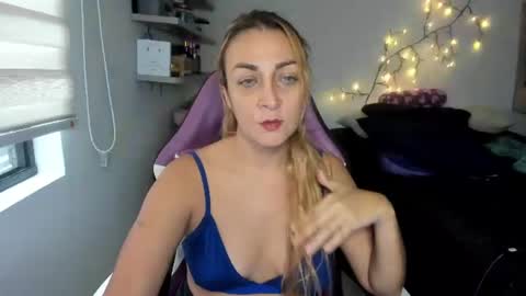 Adriana Paredes  online show from July 18, 1:02 pm