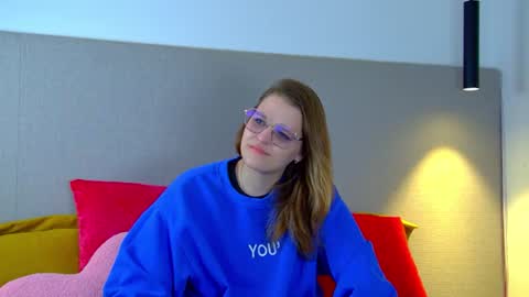 AlexaAvery online show from June 14, 6:04 am