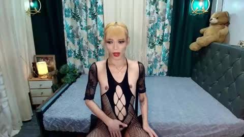 amazingsopia4ux online show from May 30, 8:35 am