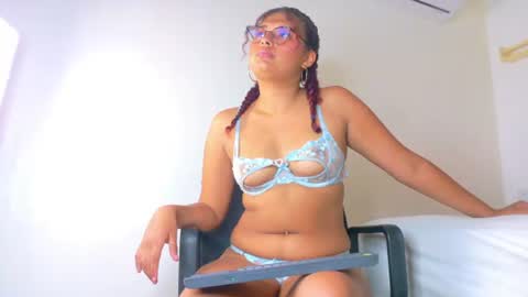 amelialaurent_ online show from July 7, 7:18 pm