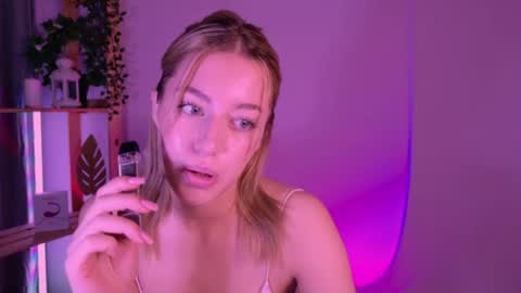 ameliarosaline online show from June 19, 3:45 am