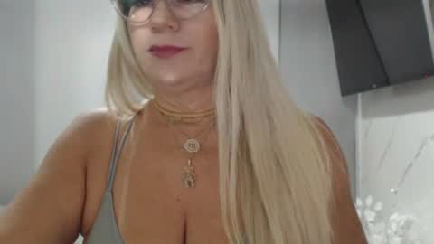 angelinna_12 online show from June 13, 8:14 am