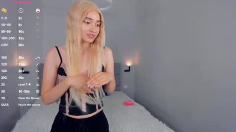Mia online show from July 12, 2:53 pm