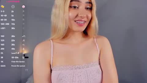 Mia online show from July 13, 3:04 pm