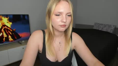 Mia  online show from August 3, 9:04 am