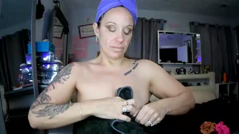 bdon1977 online show from July 27, 10:34 am
