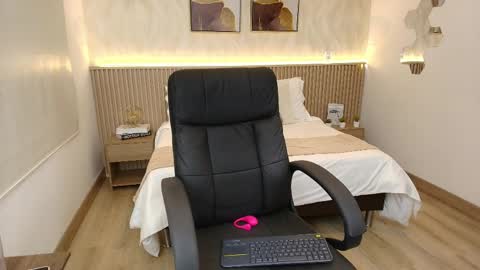 bella_millers online show from April 29, 7:19 pm