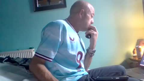 burnleyguy1977 online show from June 2, 4:47 am