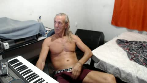 carlos online show from July 1, 9:01 pm