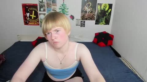 cattie_w_ online show from May 19, 1:56 am