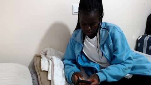 chichie_ online show from July 8, 1:53 am