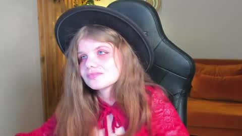 ChloeHalses online show from May 10, 5:30 pm