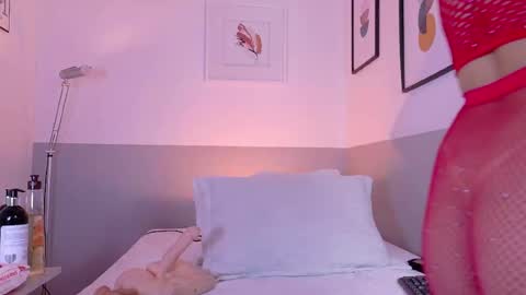 cutepetitee online show from May 12, 7:45 pm