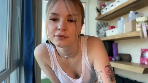 Im Emi streaming with my friend Reyna today online show from May 17, 2:37 pm