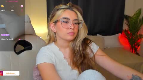 dakottaa__ online show from June 4, 12:27 am