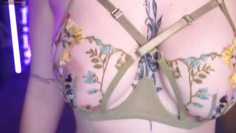 danielareign online show from May 23, 12:45 pm