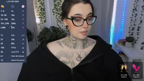 dixipixi_ online show from May 3, 5:46 am