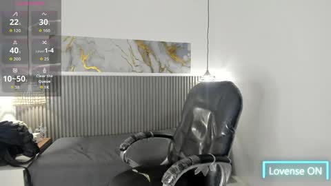 dyla_n18_ online show from May 4, 9:43 pm