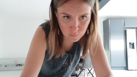 Nadia Ferreira  online show from May 7, 9:27 am