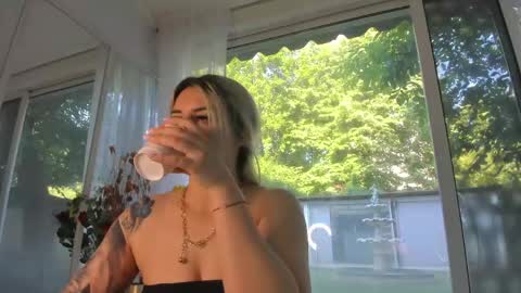 ella_vee online show from May 24, 5:14 am