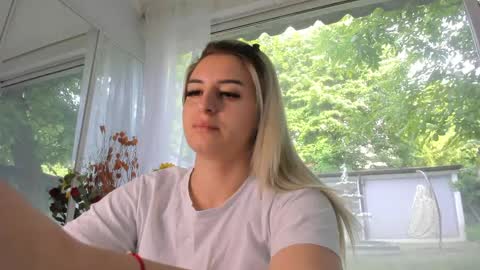 ella_vee online show from May 20, 5:15 am