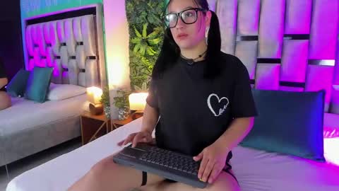 Emilye online show from May 28, 11:52 am