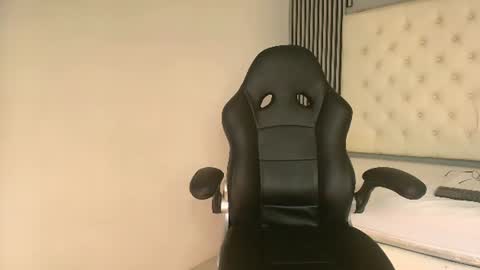 emma_and_aysha online show from June 25, 1:38 pm