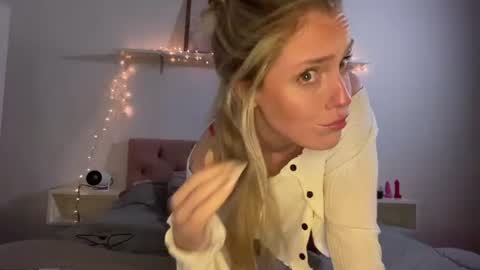 emmaonlyx1 online show from August 9, 3:34 am