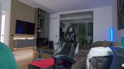 Erik online show from May 17, 9:02 pm