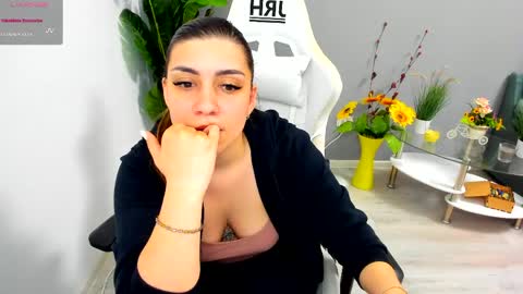 eveeevian online show from May 14, 7:56 pm