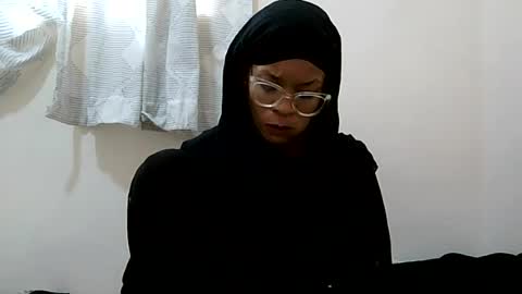 faizah_ online show from July 6, 1:08 pm