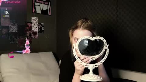 fluffy_cloude online show from May 17, 6:11 am