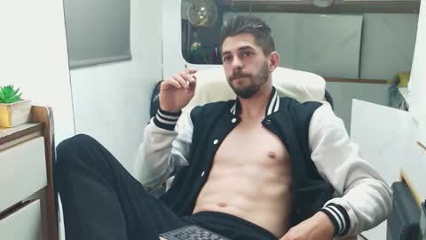 independent model online show from May 24, 7:20 pm