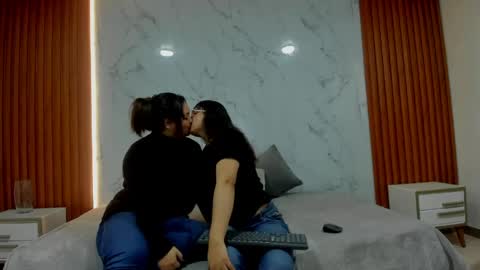 genesis_y_moon online show from May 30, 1:09 pm