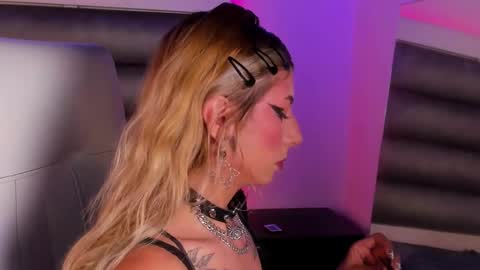 hellen__smith_ online show from May 9, 9:43 pm