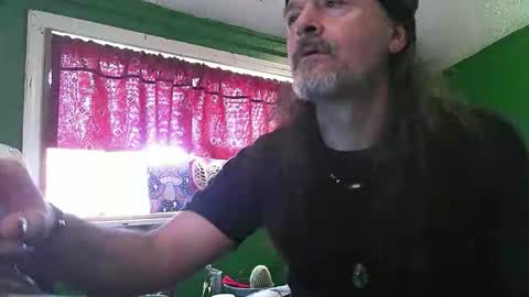 hippiedad333 online show from April 19, 9:50 pm