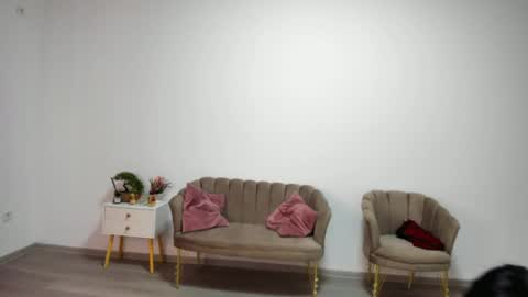 holly_wood18 online show from July 2, 8:30 am