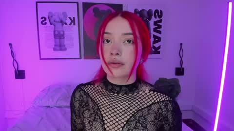 hollypeach_ online show from May 31, 4:28 pm