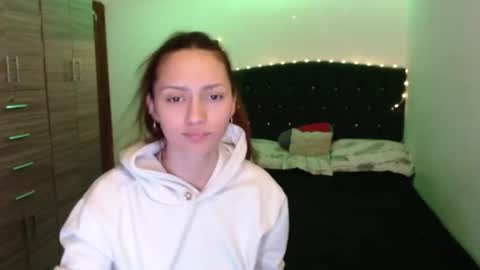 holy_julii online show from June 1, 3:52 am