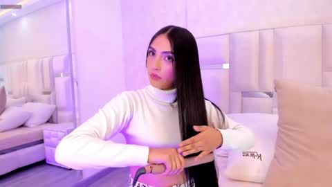 im_isabella1 online show from May 23, 9:22 pm