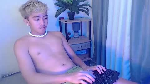jaysee_hugecox online show from May 7, 7:04 am