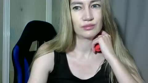 JessFox1 online show from December 14, 10:07 pm