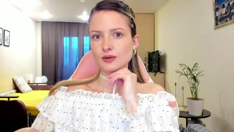 Julie online show from June 5, 3:06 pm