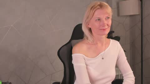 Julie Lucasss online show from May 7, 12:50 am