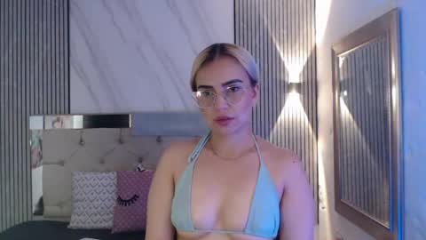 julieta__fox_ online show from May 3, 7:42 pm