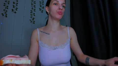 karla_lim online show from May 17, 10:35 am