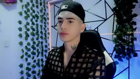 kiss_whitee online show from July 8, 8:40 am