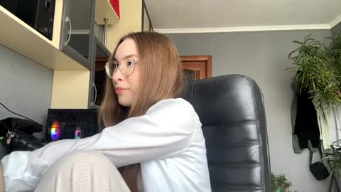 Mila online show from May 15, 11:18 am