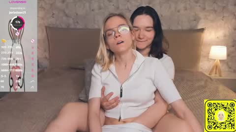Violet and Isabel online show from June 1, 7:37 pm